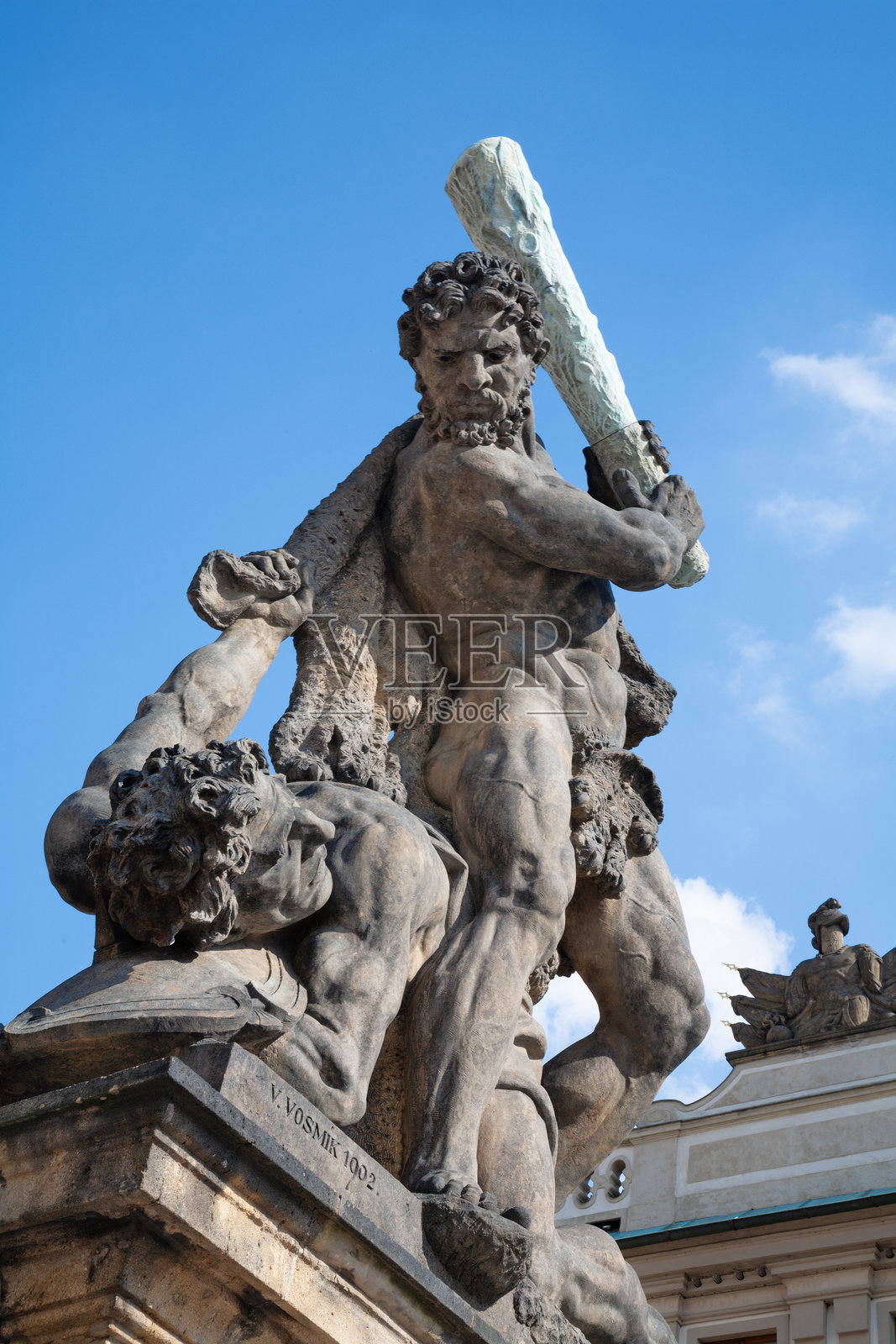 布拉格 - 由V. Vosmik创作的赫拉克勒斯雕像，位于城堡的马蒂亚斯门，源自I. F. Platzer的巴洛克原作照片摄影图片