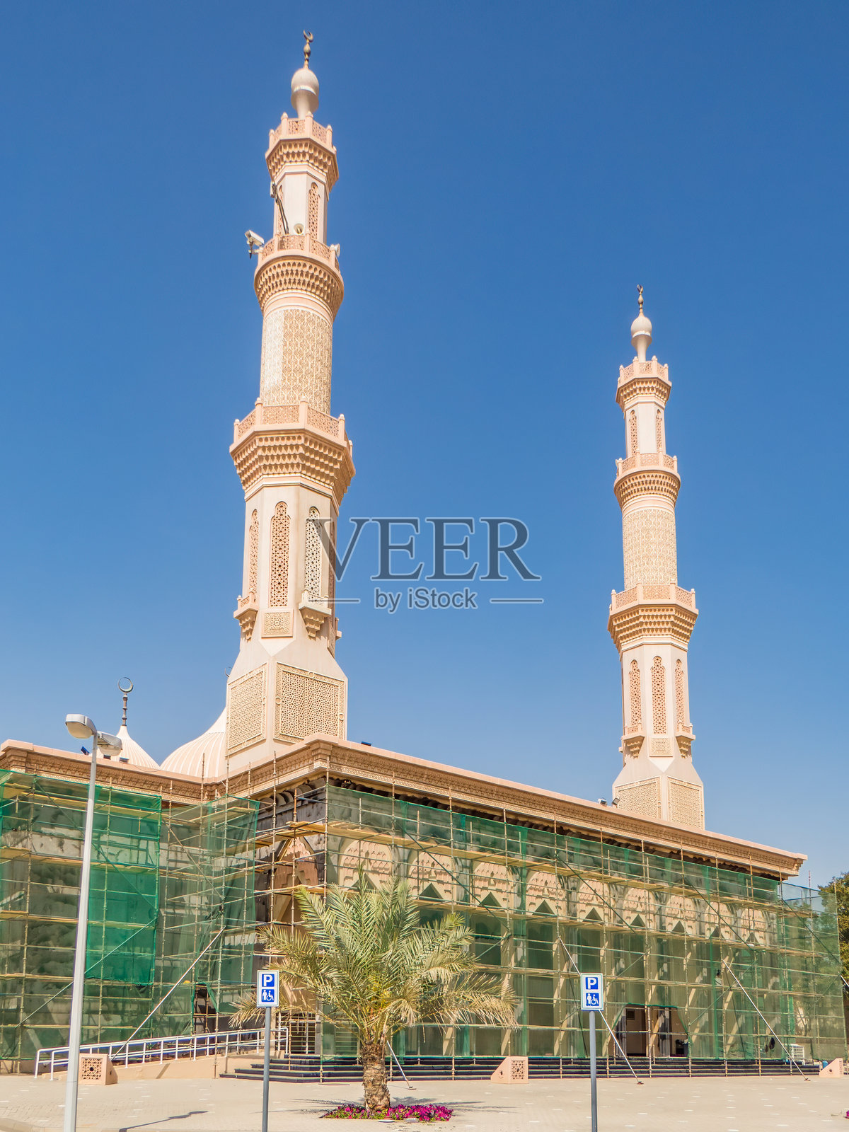 阿联酋沙迦.. 沙迦文化广场上的阿赫迈德·伊本·汉巴尔清真寺。照片摄影图片