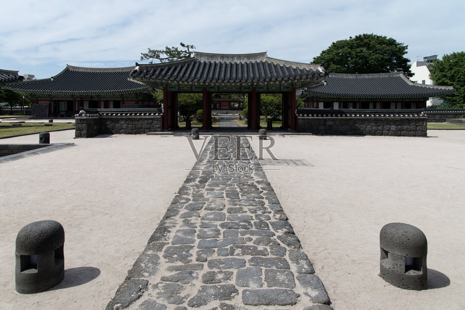 人行道和传统韩国建筑照片摄影图片