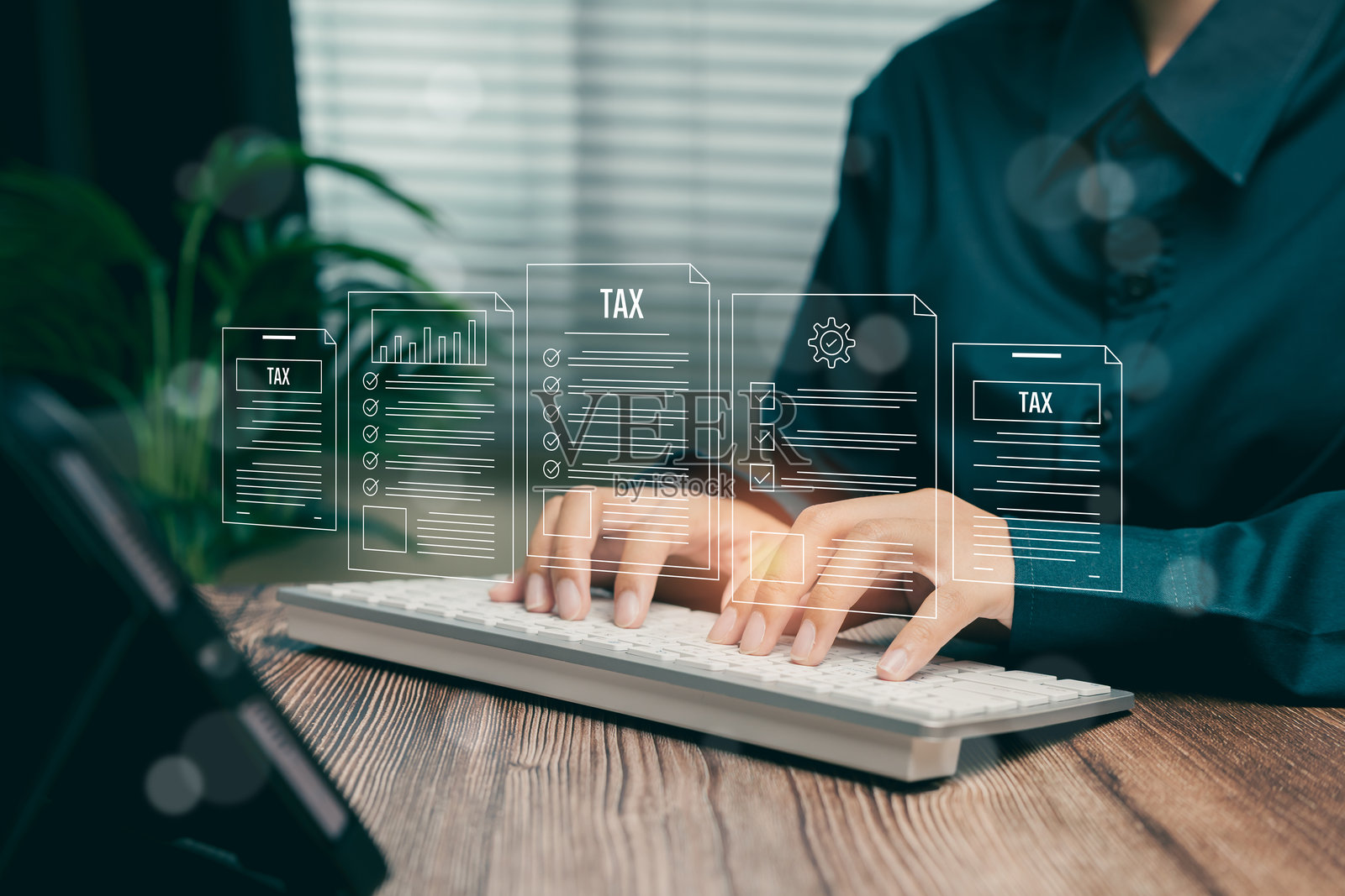 女性在现代工作空间中输入税务文件，商业概念照片摄影图片