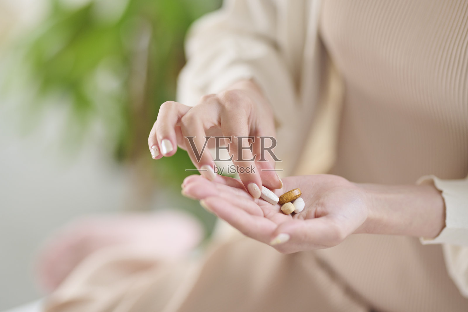一位二十多岁的女性在床上服用补充剂照片摄影图片