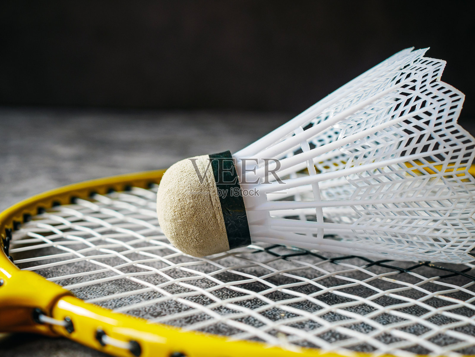 羽毛球拍和羽毛球特写，羽毛球运动的概念照片摄影图片