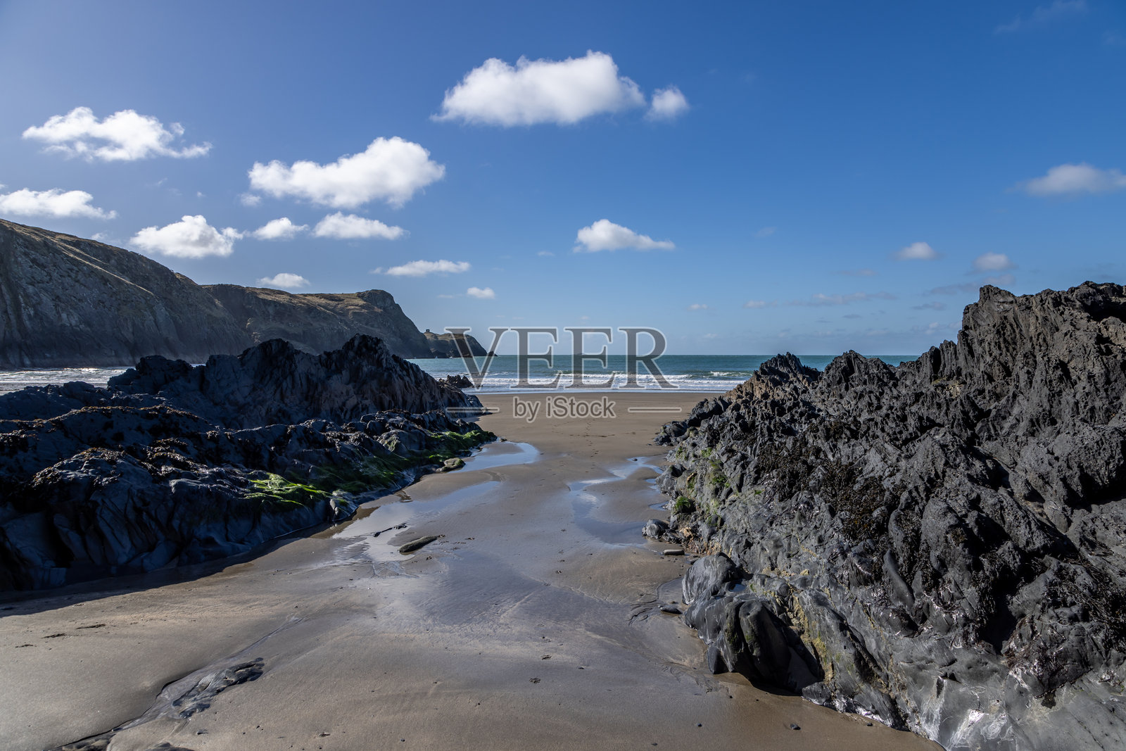 佩姆布鲁克郡海岸的特雷斯利夫海滩,三月的阳光明媚日子