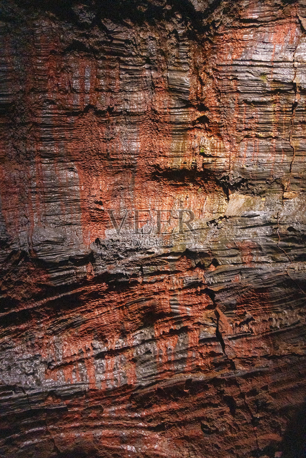 冰岛的拉乌法霍尔斯赫利尔熔岩隧道照片摄影图片
