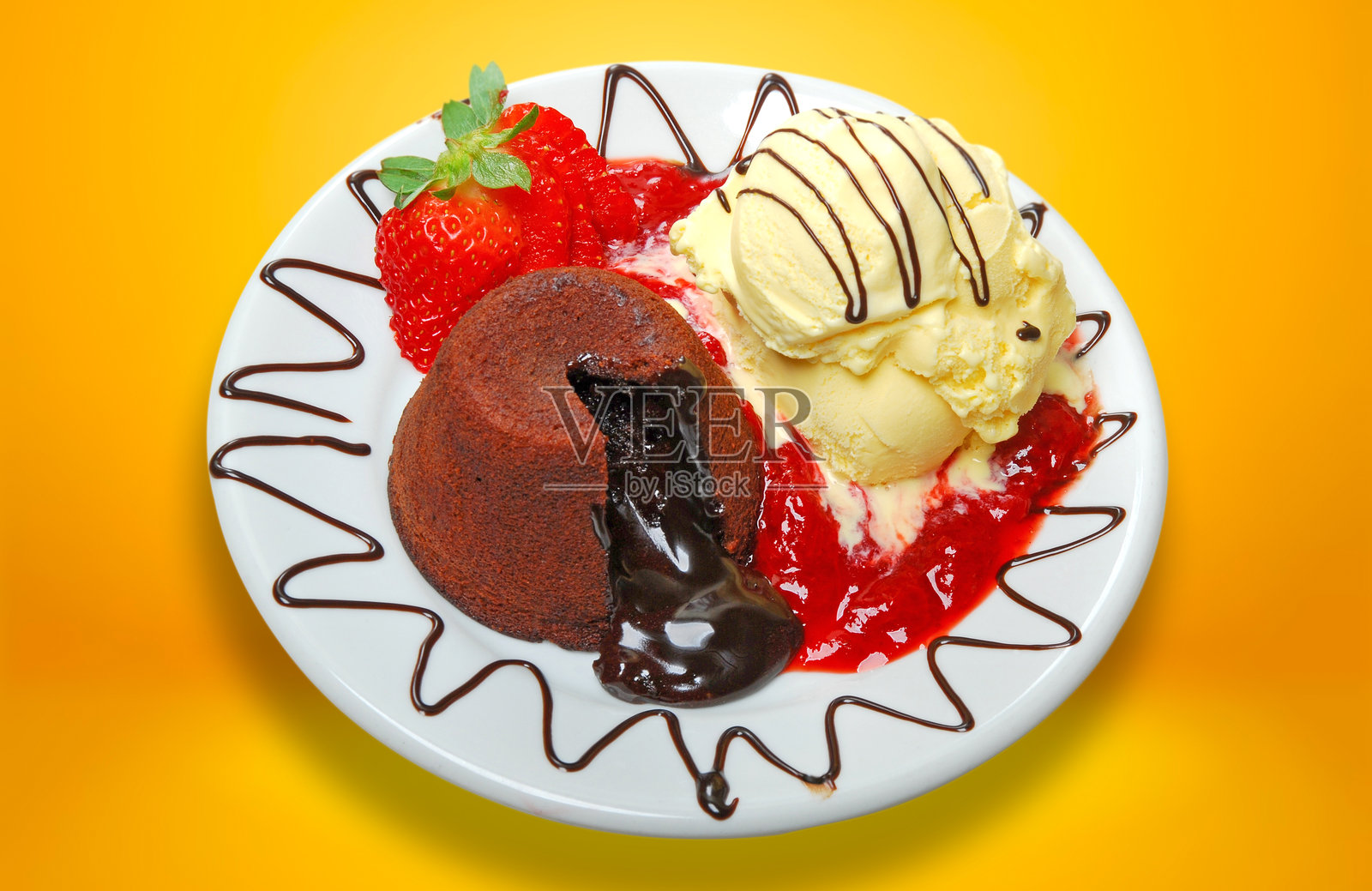 巧克力蛋糕配新鲜冰淇淋照片摄影图片