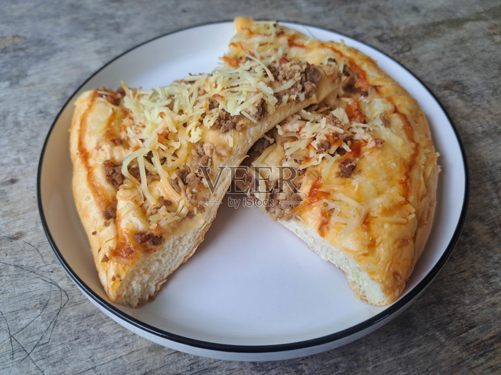 美味的牛肉奶酪披萨切片放在盘子上。菜单。照片摄影图片