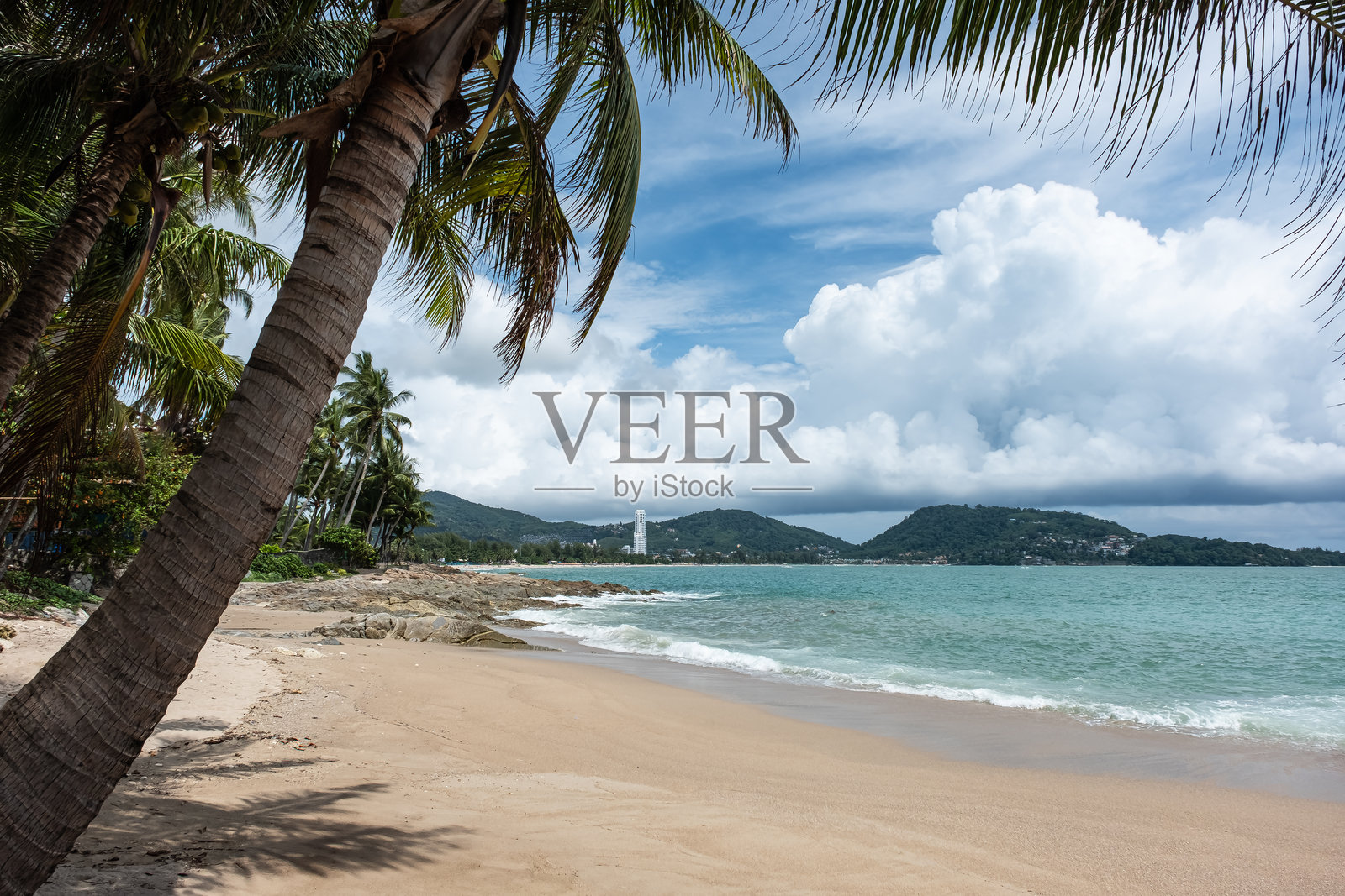 普吉岛卡伦海滩的蓝天沙滩上的棕榈树风景照片摄影图片