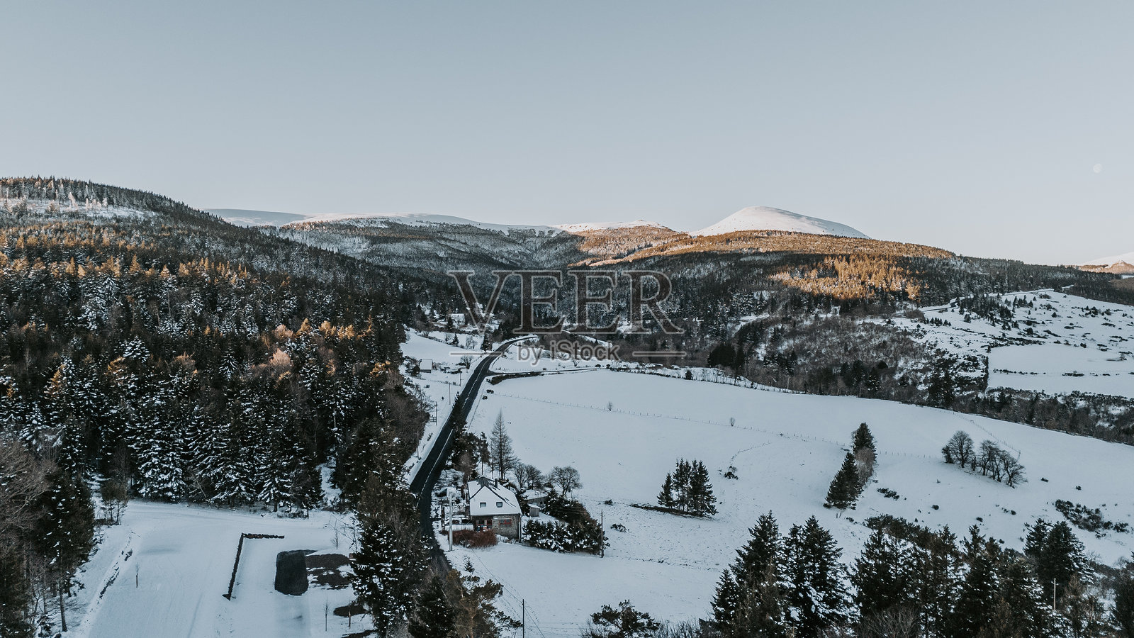 冬季奥弗涅地区的空中景观照片摄影图片