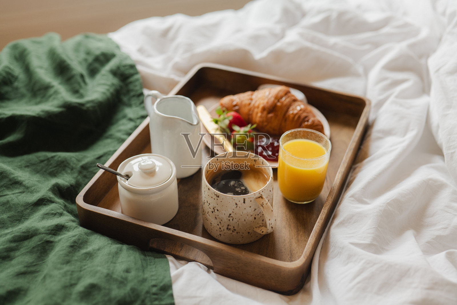 早晨仪式 - 床上享用手冲咖啡和可颂面包照片摄影图片