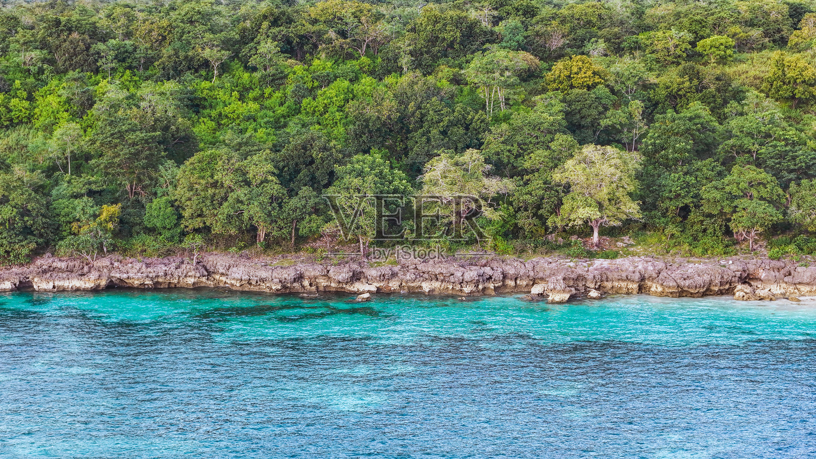 俯瞰一个拥有清澈碧绿海水和岩石地貌的梦幻岛屿。照片摄影图片