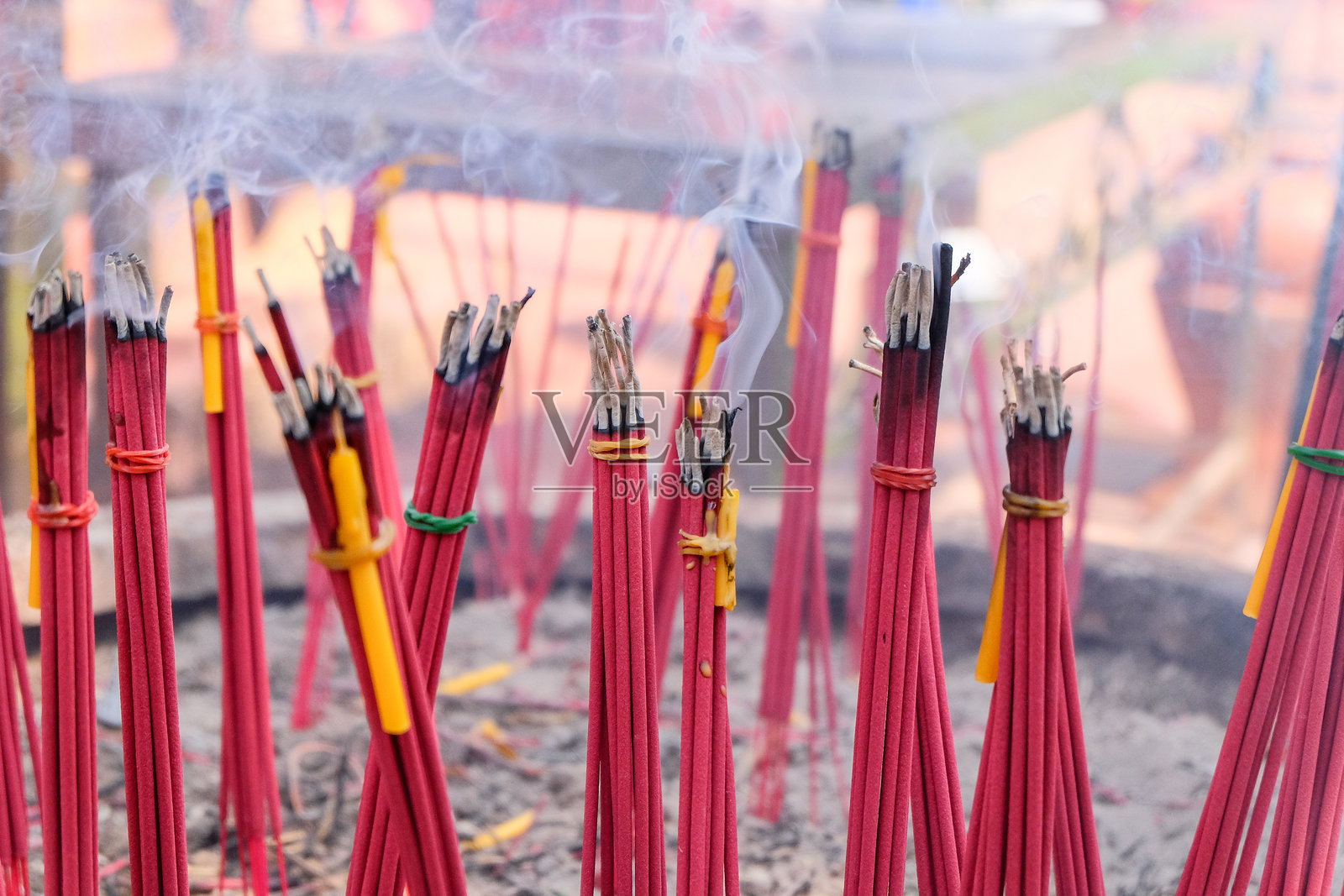 点燃香和蜡烛进行祭拜。照片摄影图片