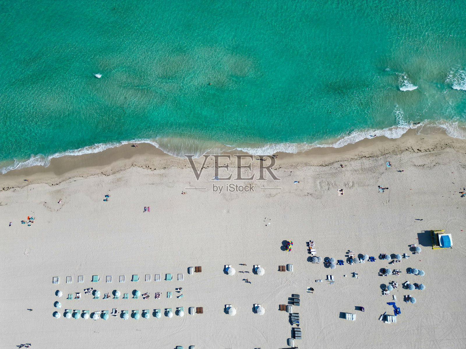 天堂般的夏季假期。夏季海滩度假。海边在沙滩伞下放松。海边旅行。沙滩的鸟瞰图，清澈的绿松石色海水。热带菲律宾。照片摄影图片