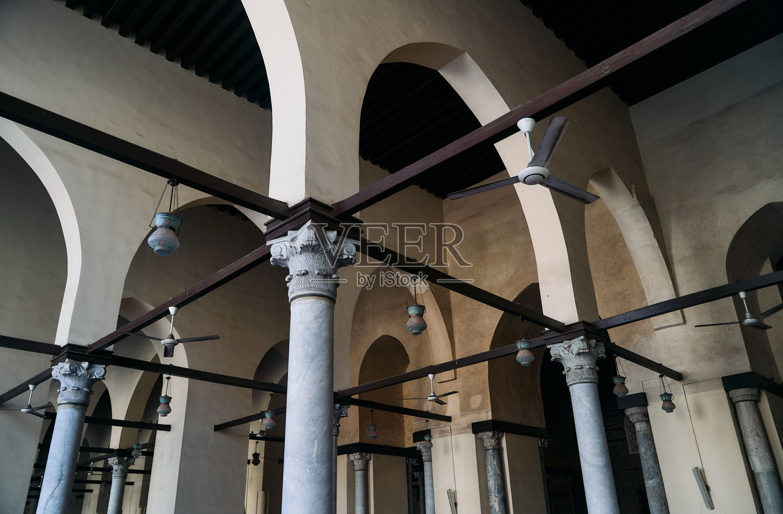 探索美丽拱形柱和优雅吊扇的建筑细节照片摄影图片