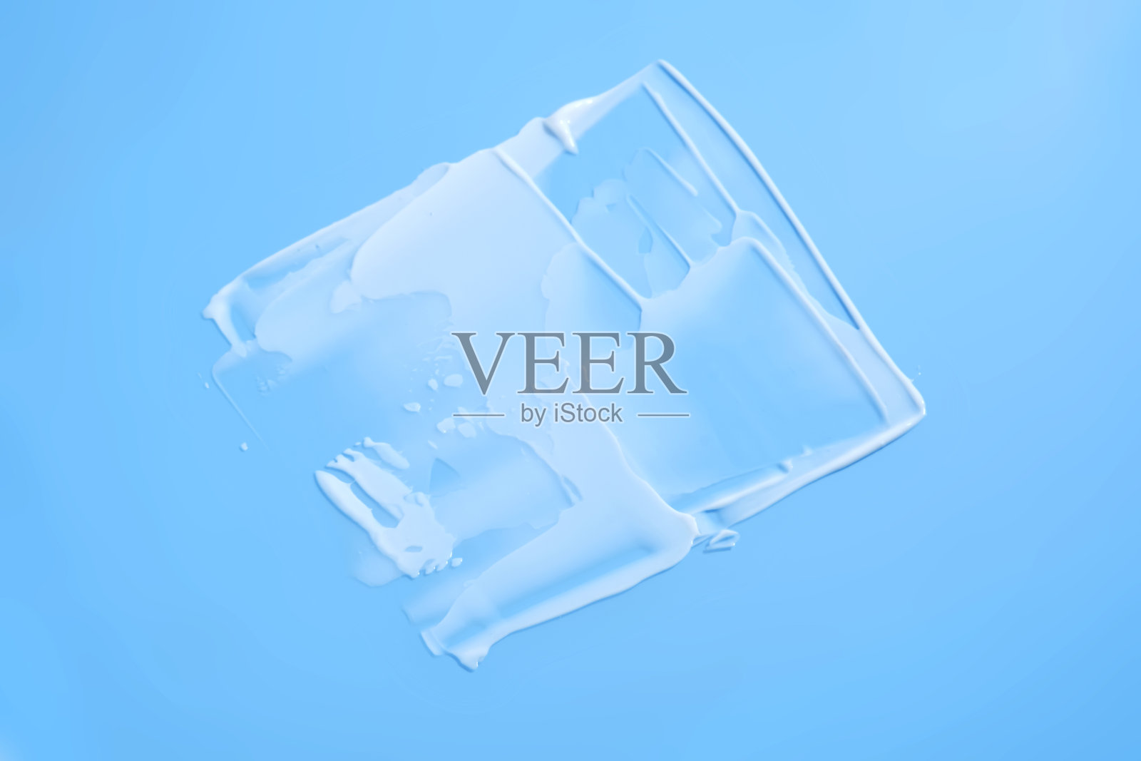 蓝色背景上的方形白色奶油涂抹。照片摄影图片