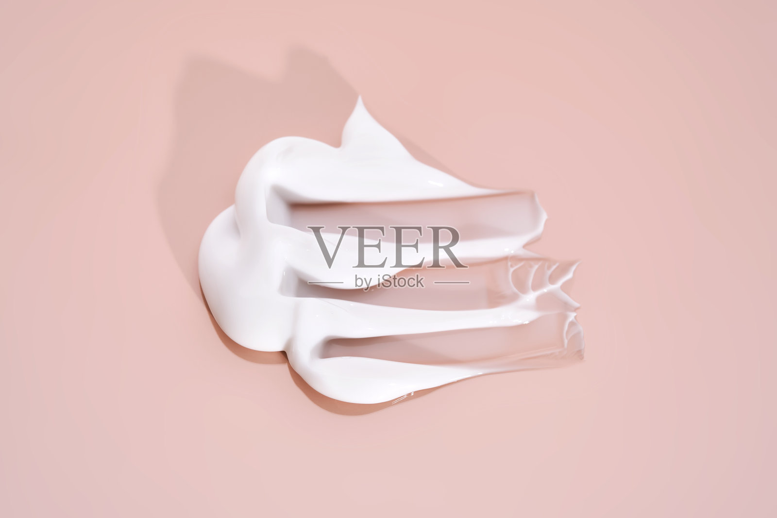 粉色背景上的白色奶油质地。照片摄影图片