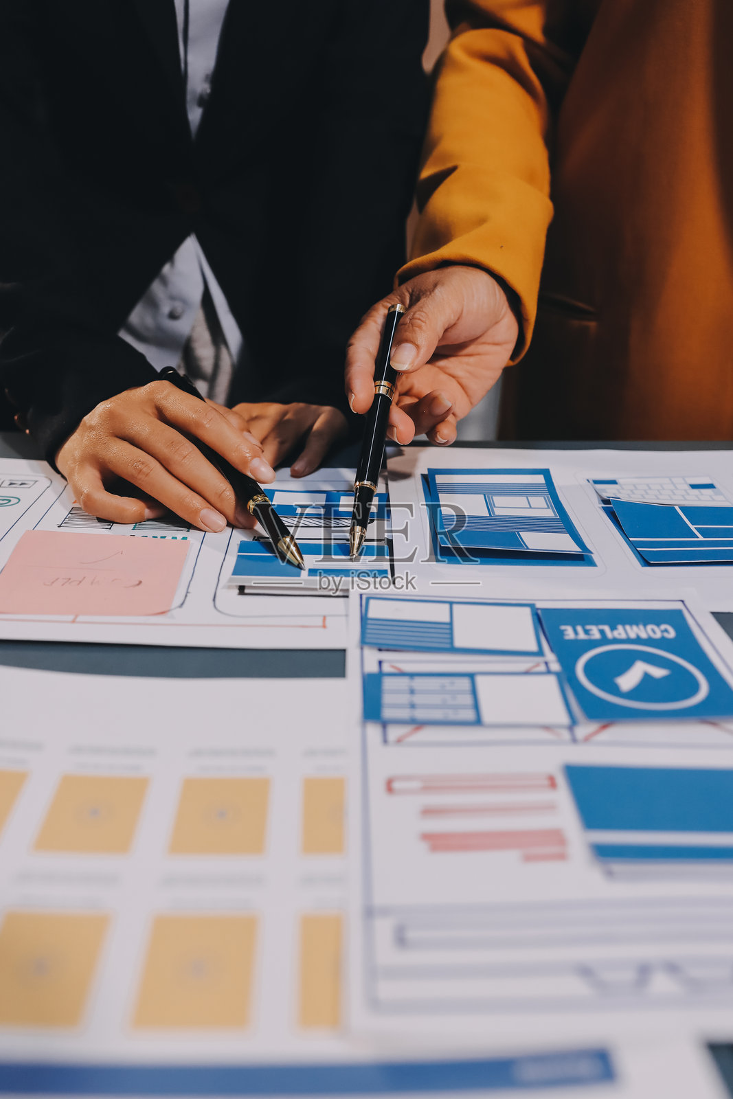 设计团队正在设计用户体验与用户界面系统，以确保该系统在新手机上良好运行并支持系统更新。网站开发概念 UI UX 前端设计师照片摄影图片