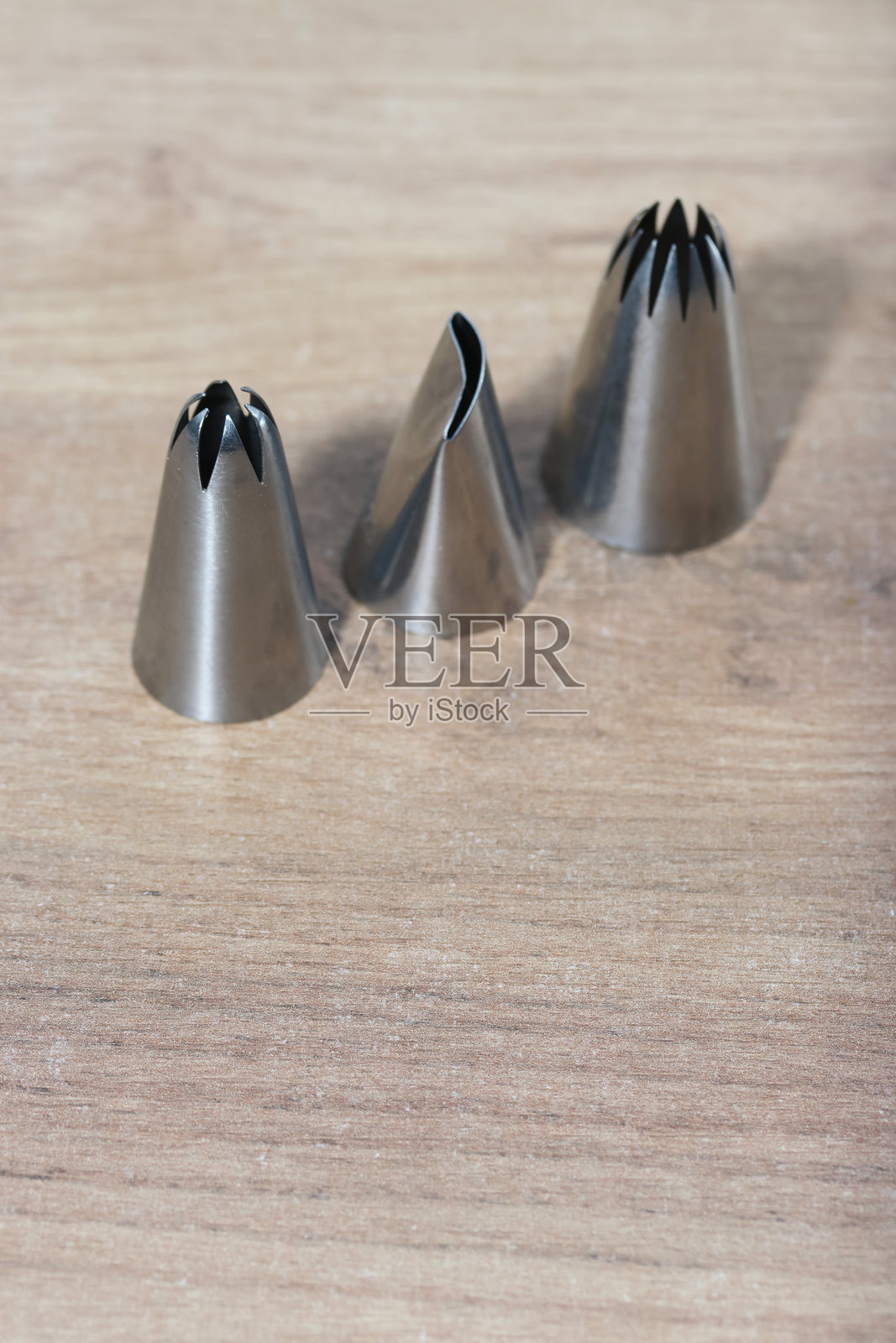 制作棉花糖的锥形喷嘴套装。由不锈钢制成。照片摄影图片