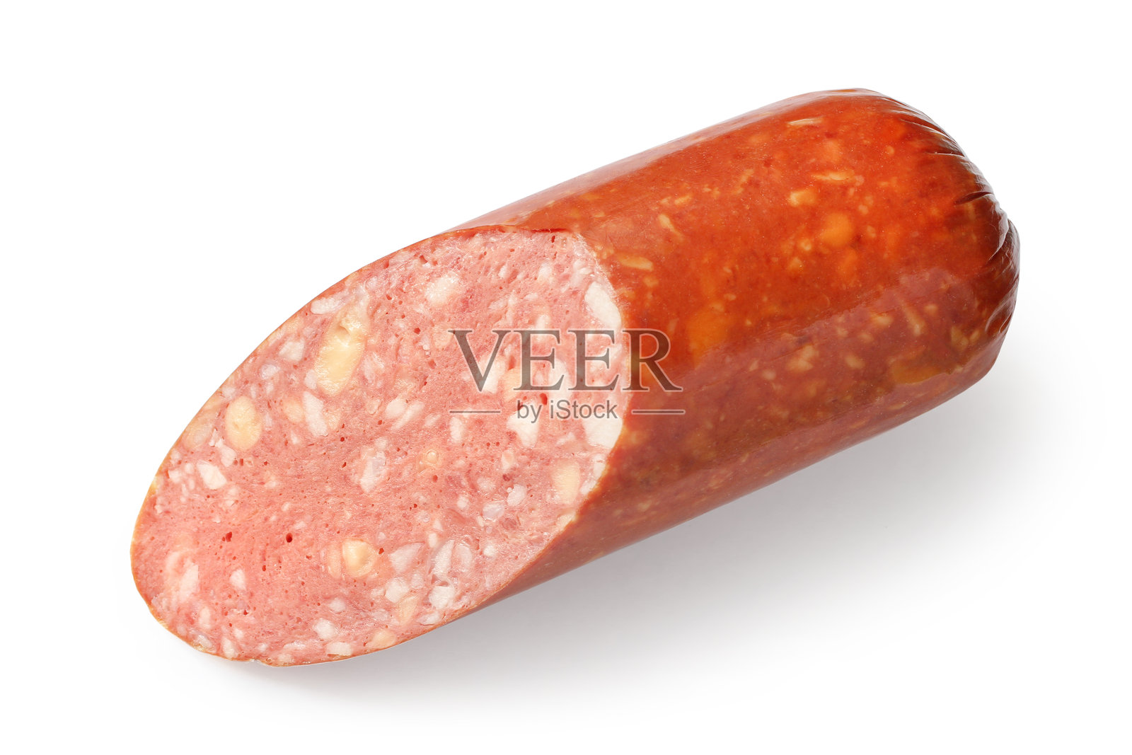 切好的烟熏香肠，内含奶酪馅。照片摄影图片