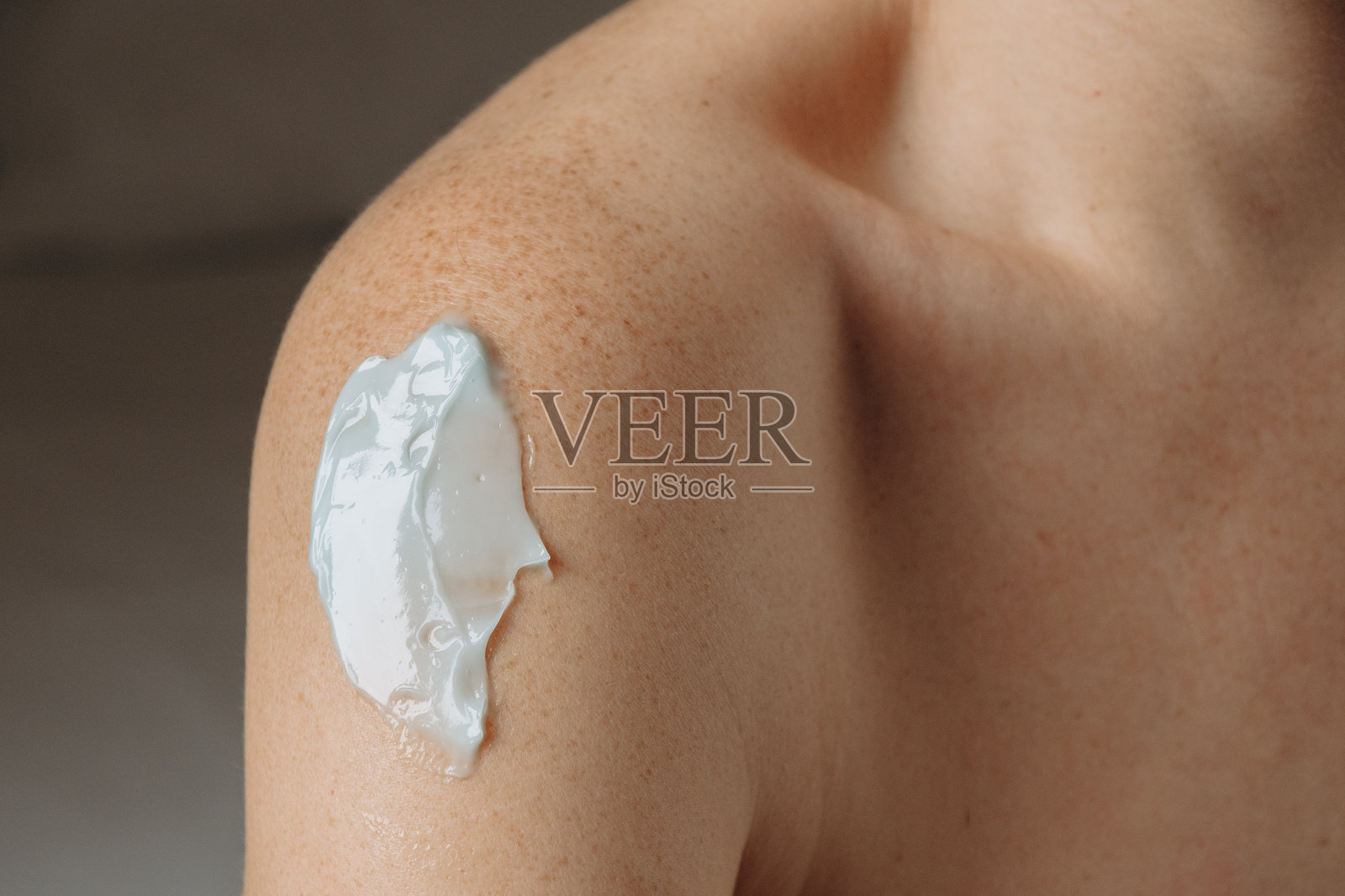 女性手部特写涂抹在皮肤上的护肤霜，沐浴后涂抹保湿霜或乳液。照片摄影图片