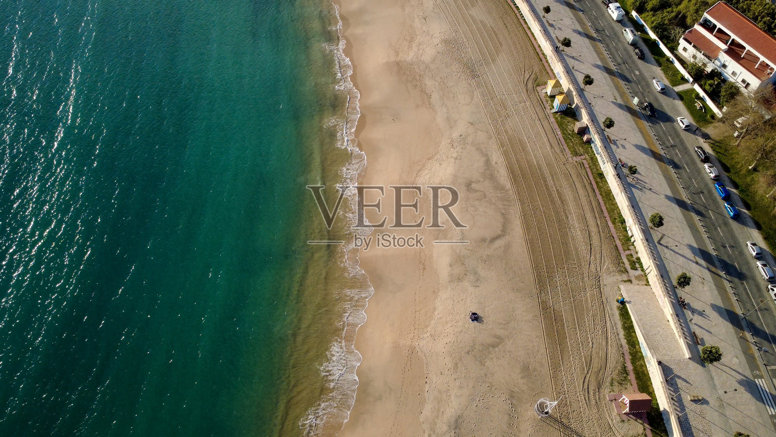 无人机视角的海滩，海浪拍打着沙滩照片摄影图片