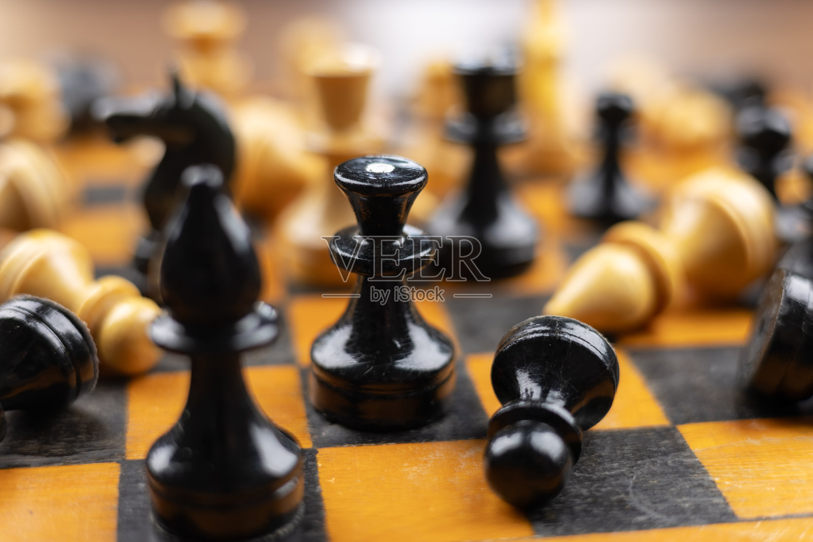 棋盘上的木制棋子。智力游戏 - 国际象棋。棋盘上的棋子。照片摄影图片