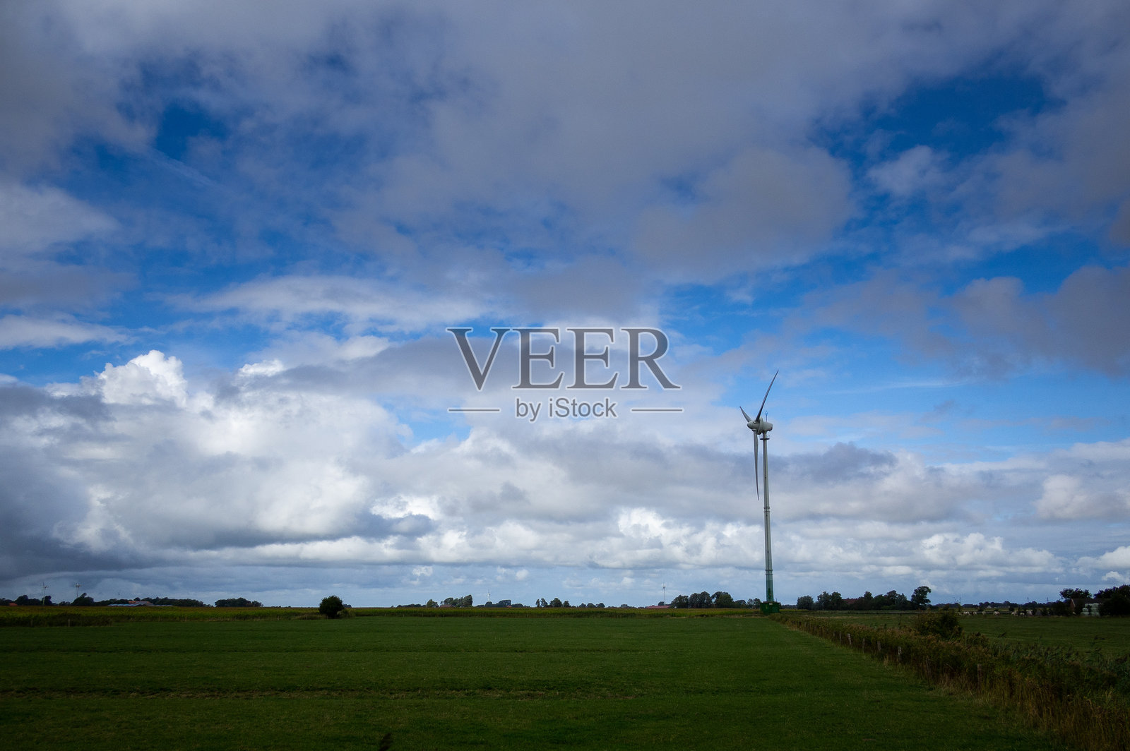 风车下的风景与戏剧性的天空照片摄影图片