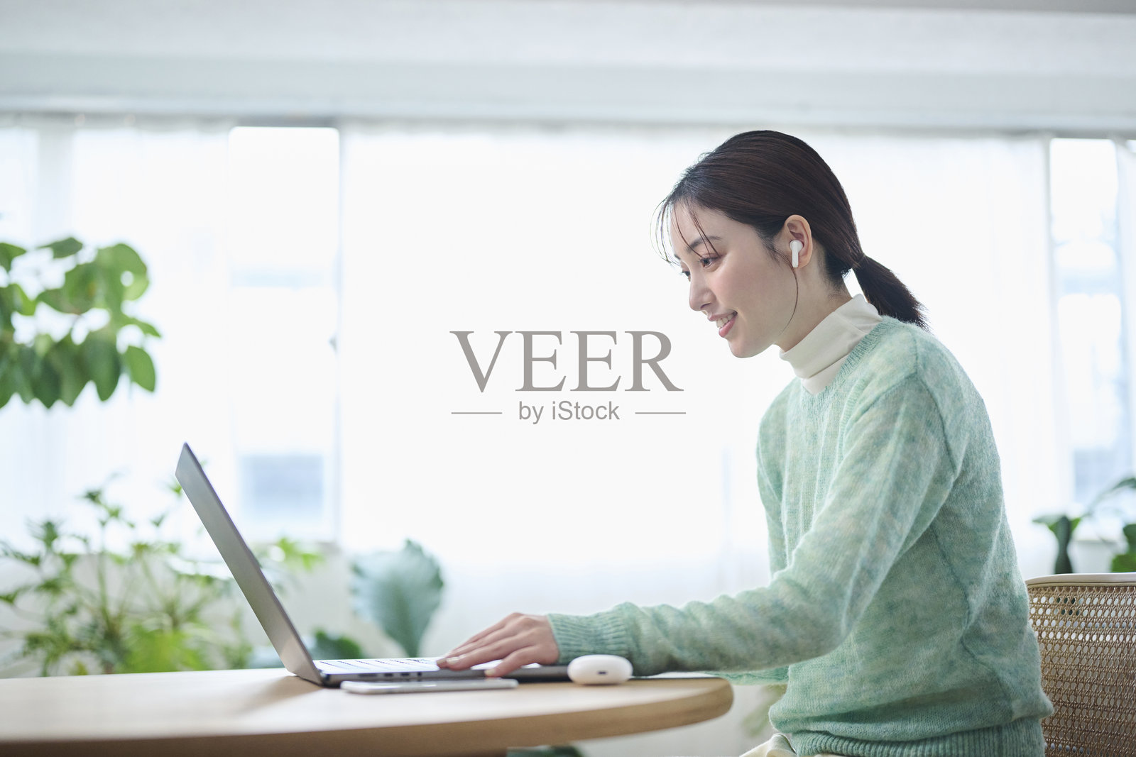 一位20多岁的女性在客厅进行在线会议照片摄影图片