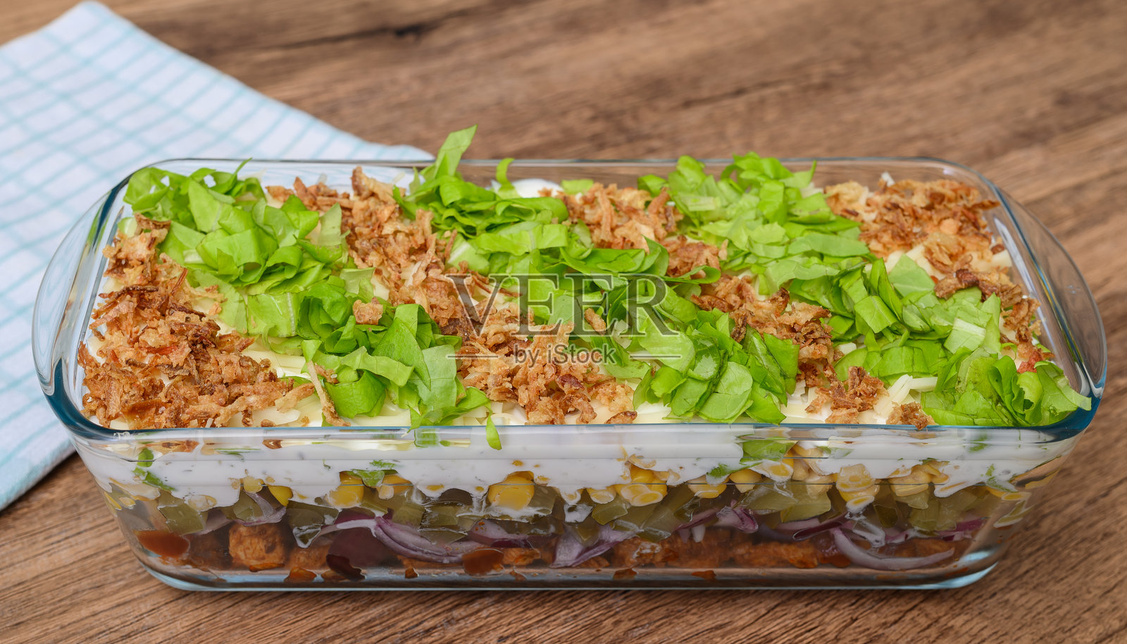 自制派对沙拉，配有鸡肉和蔬菜，盛在长方形碗中照片摄影图片