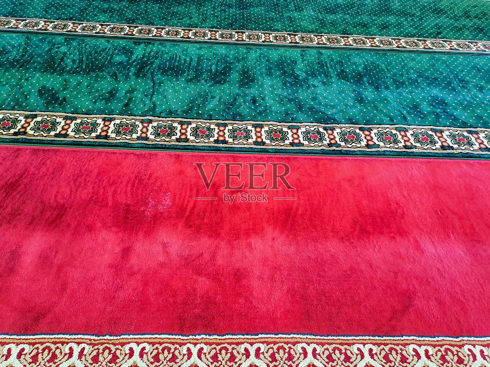 清真寺中的祈祷毯照片摄影图片