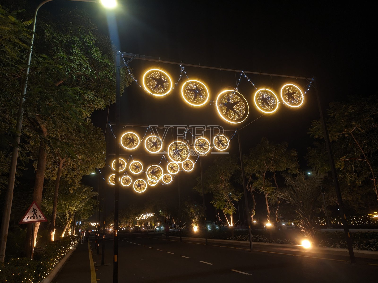 夜晚道路上的美丽装饰灯光景观。照片摄影图片