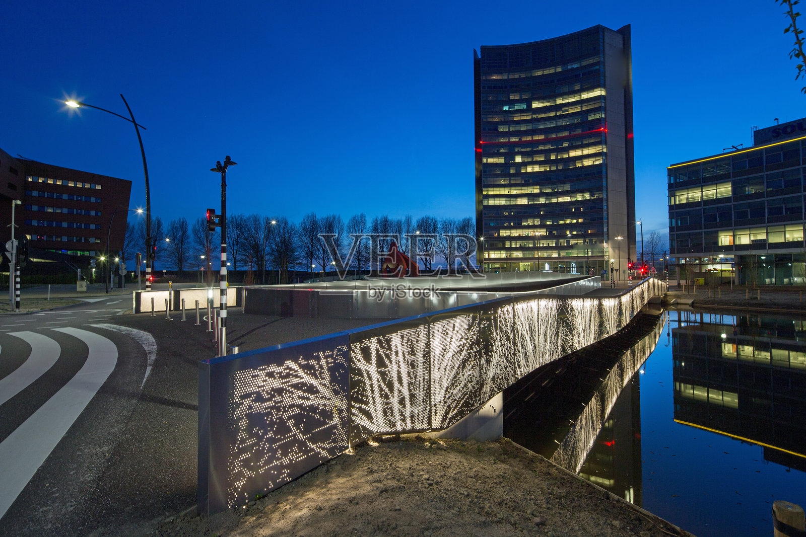 荷夫多普，荷兰现代桥上的灯具照片摄影图片