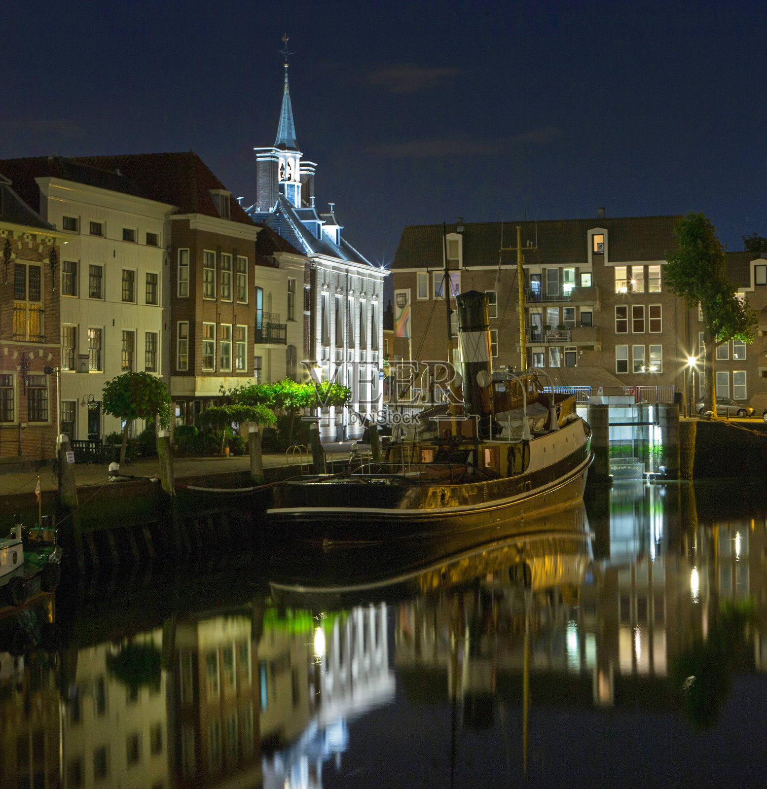 荷兰南荷兰省马斯卢伊斯市夜间的灯光照明。照片摄影图片