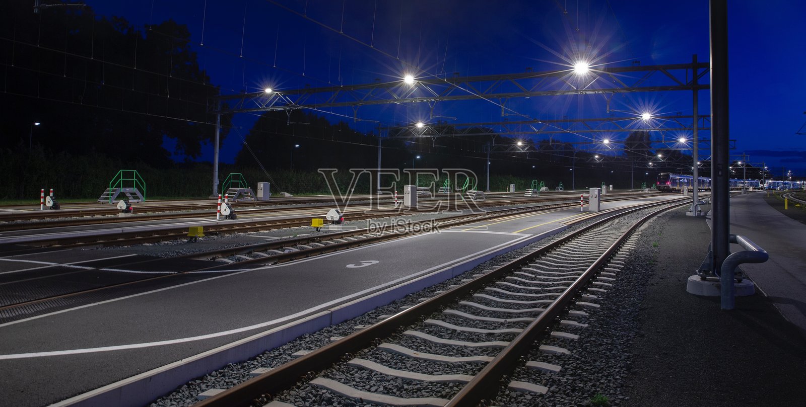 铁路场。铁路和火车。黄昏时分的调车场。照片摄影图片