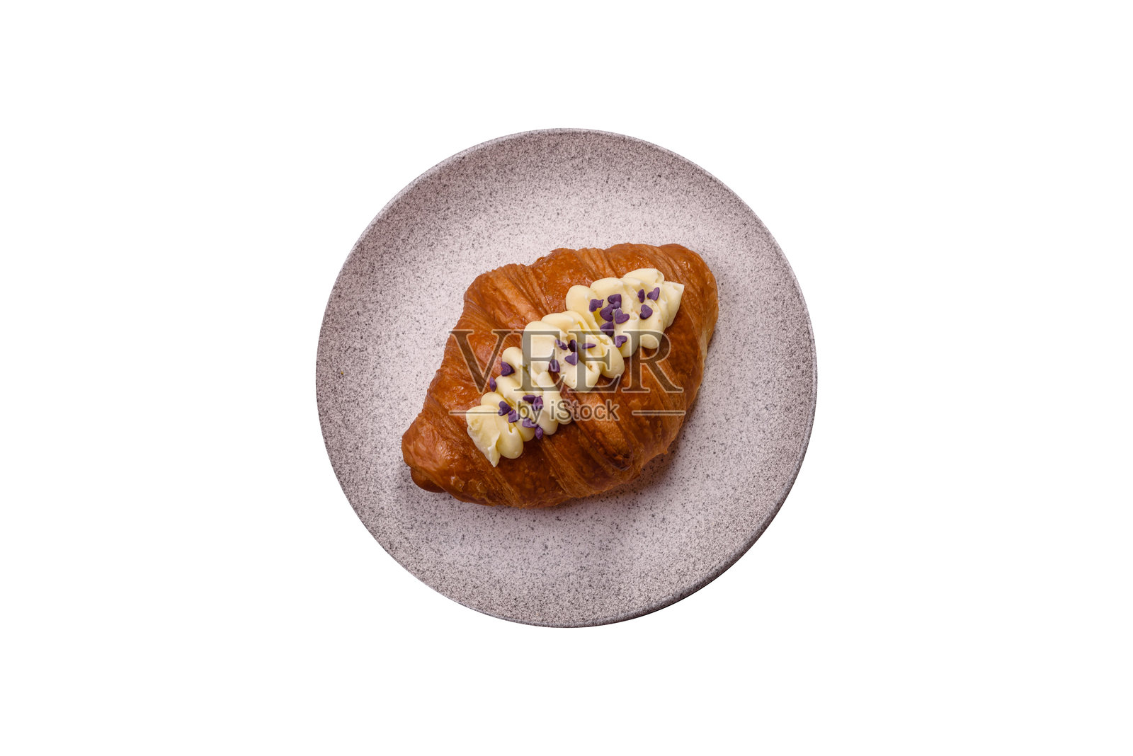 甜脆的新鲜可颂面包，内含浆果馅料照片摄影图片