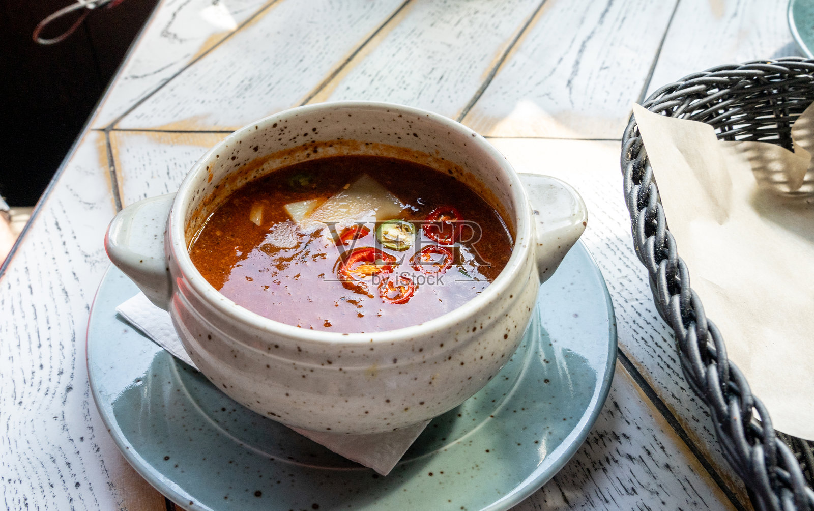麻辣火锅，清汤肉汤配辣椒和香料照片摄影图片