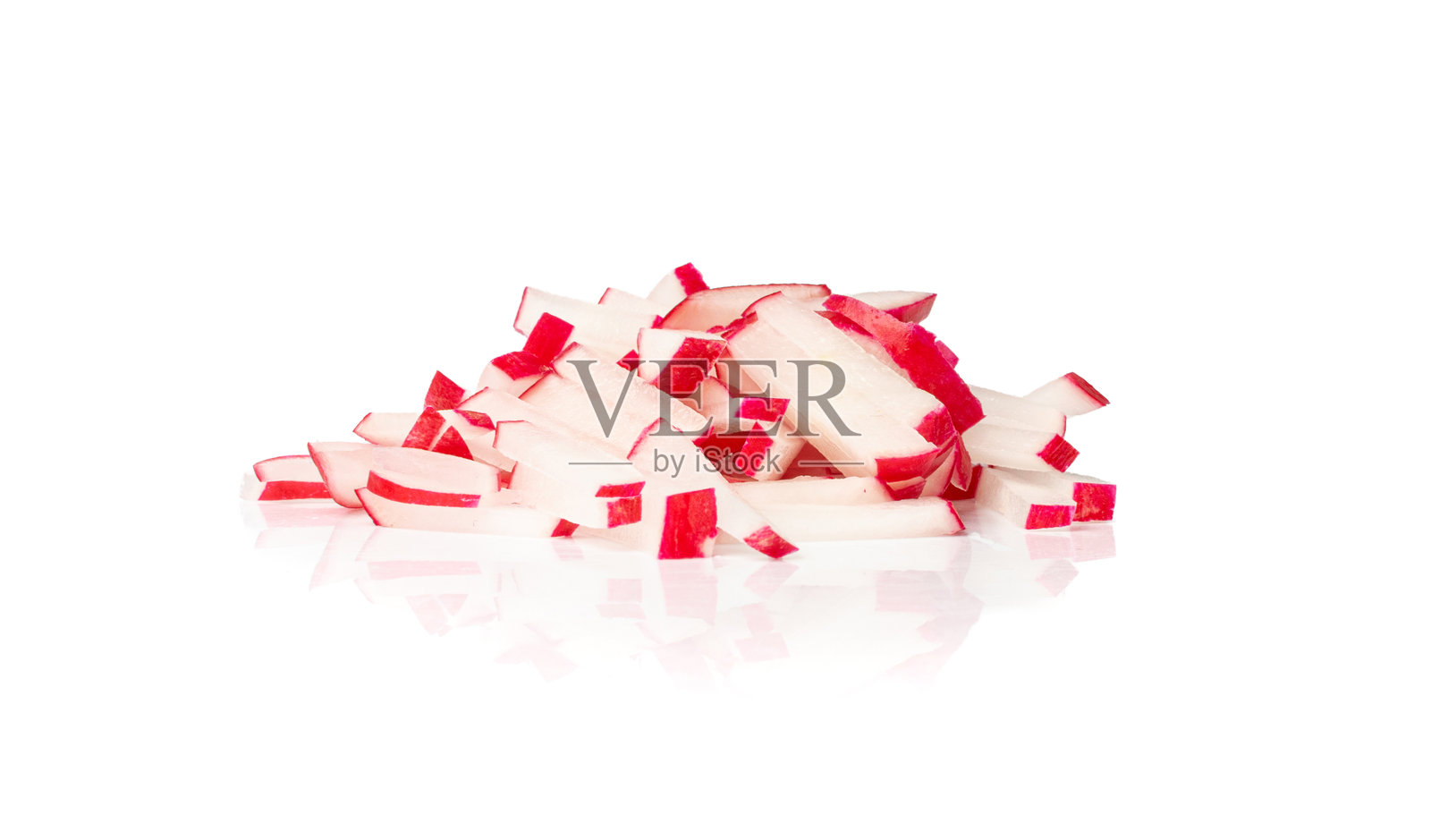 切好的萝卜根，红色根部切块，切丁的红萝卜堆，白色背景上的切片萝卜照片摄影图片