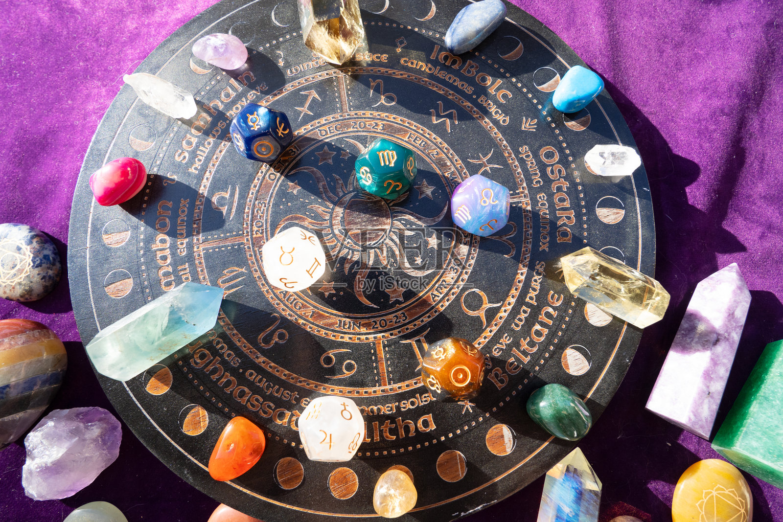 带有占卜骰子的星座运势照片摄影图片