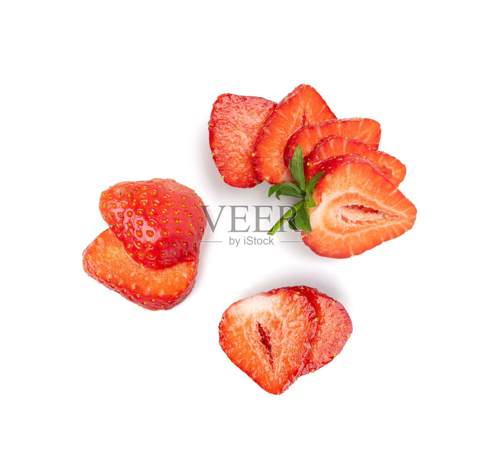 孤立的草莓块，红色浆果切片，新鲜草莓切片，夏季食材照片摄影图片