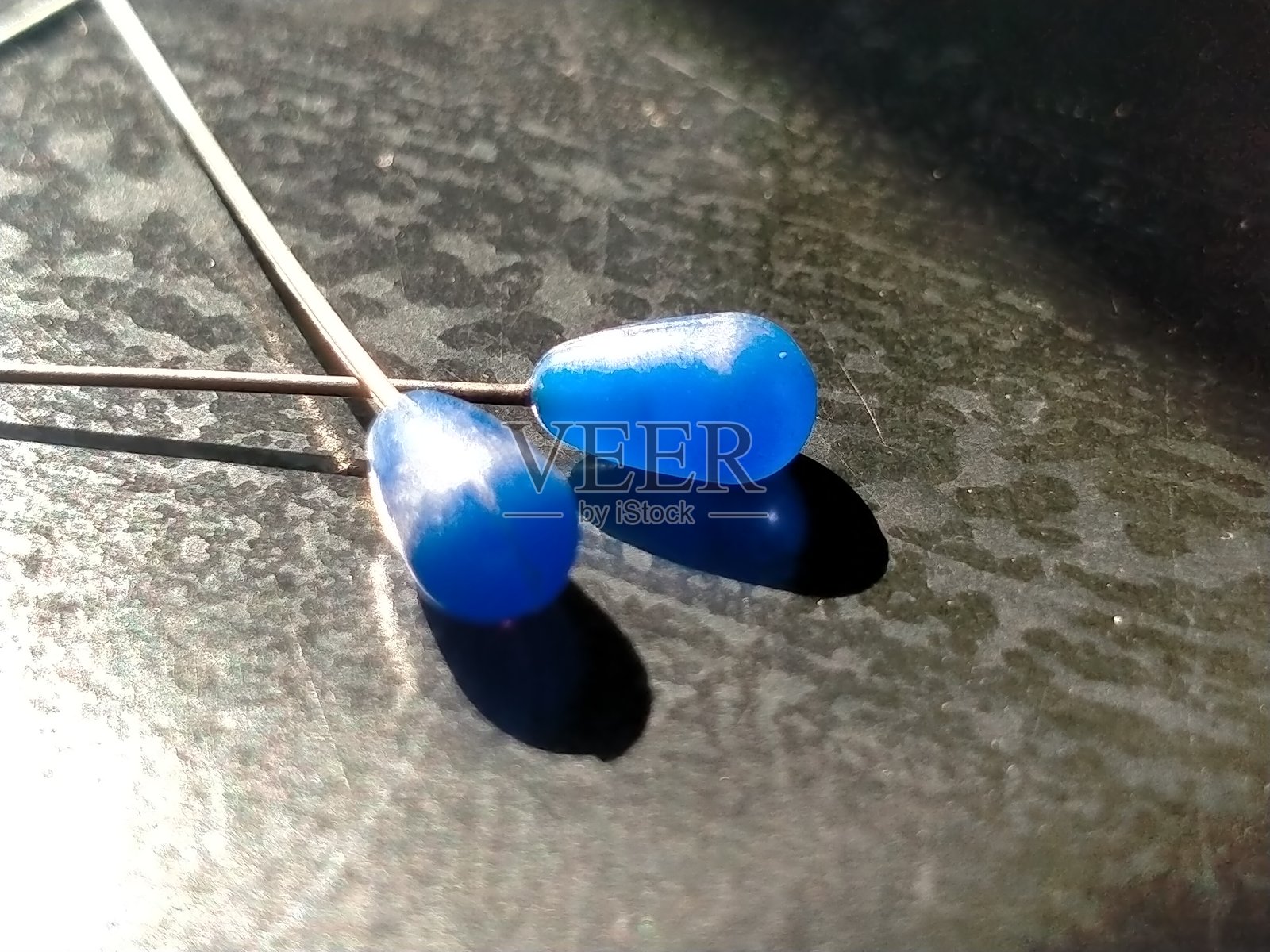 女孩用的发夹球特写照片摄影图片