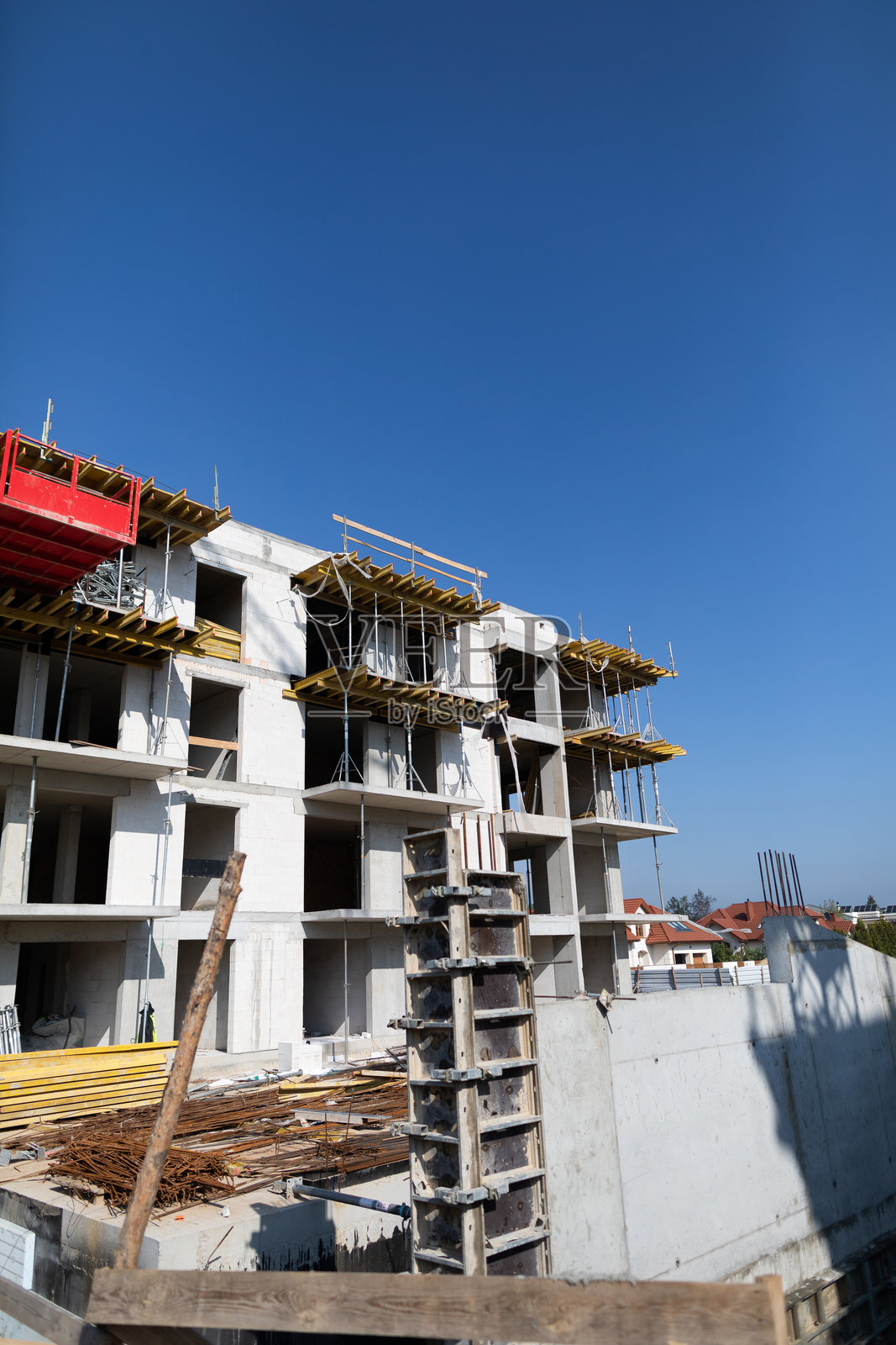 一座现代住宅建筑在晴朗的蓝天下正在建设中照片摄影图片