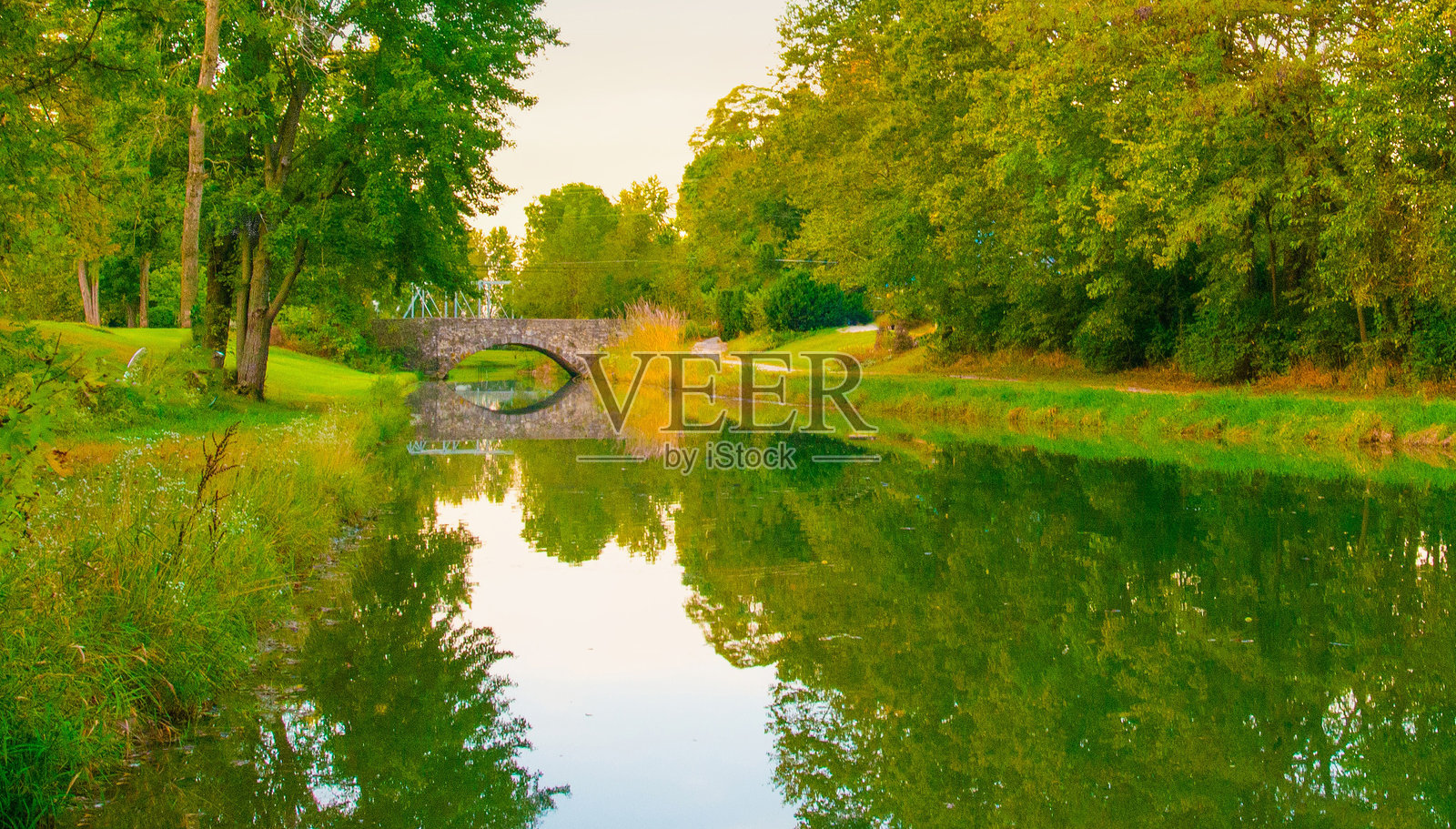 瓦巴什和埃里运河与石桥 - 德尔菲，印第安纳州照片摄影图片