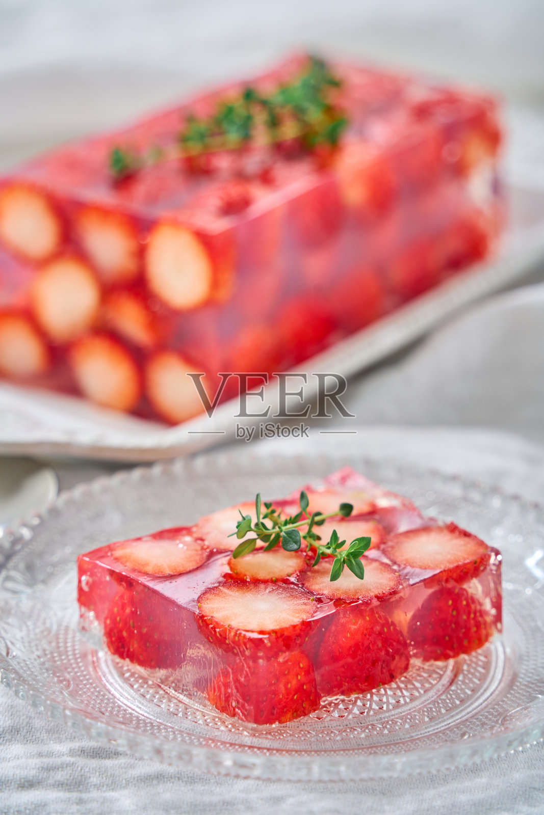 优雅的草莓果冻甜点，搭配新鲜浆果照片摄影图片
