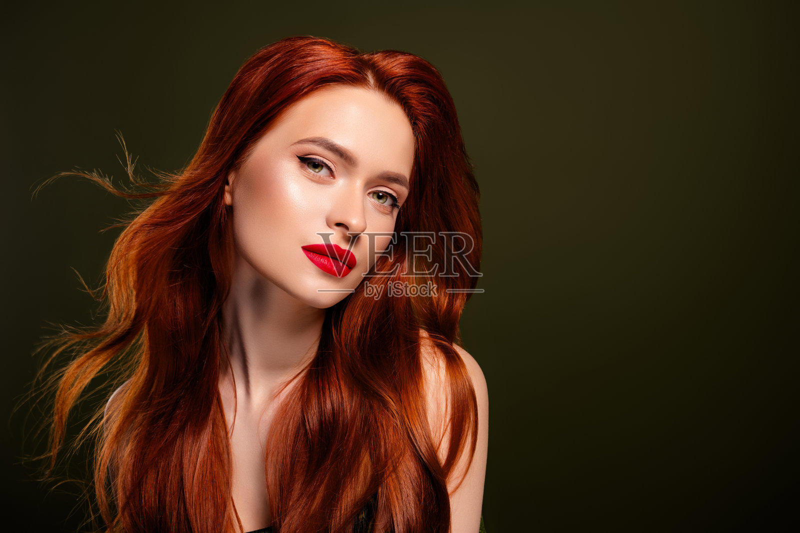 华丽妆容的迷人女士在华丽活动中享受时光，背景为空旷的卡其色。照片摄影图片