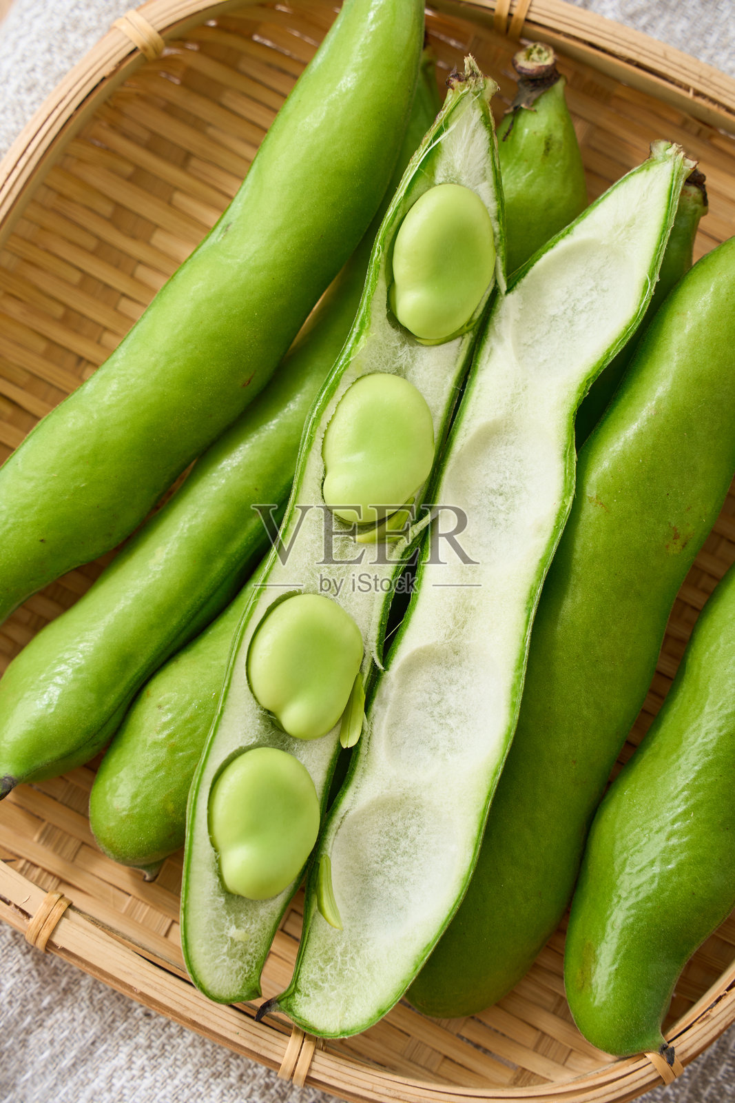 新鲜蚕豆在竹篮中 - 春季时令蔬菜照片摄影图片