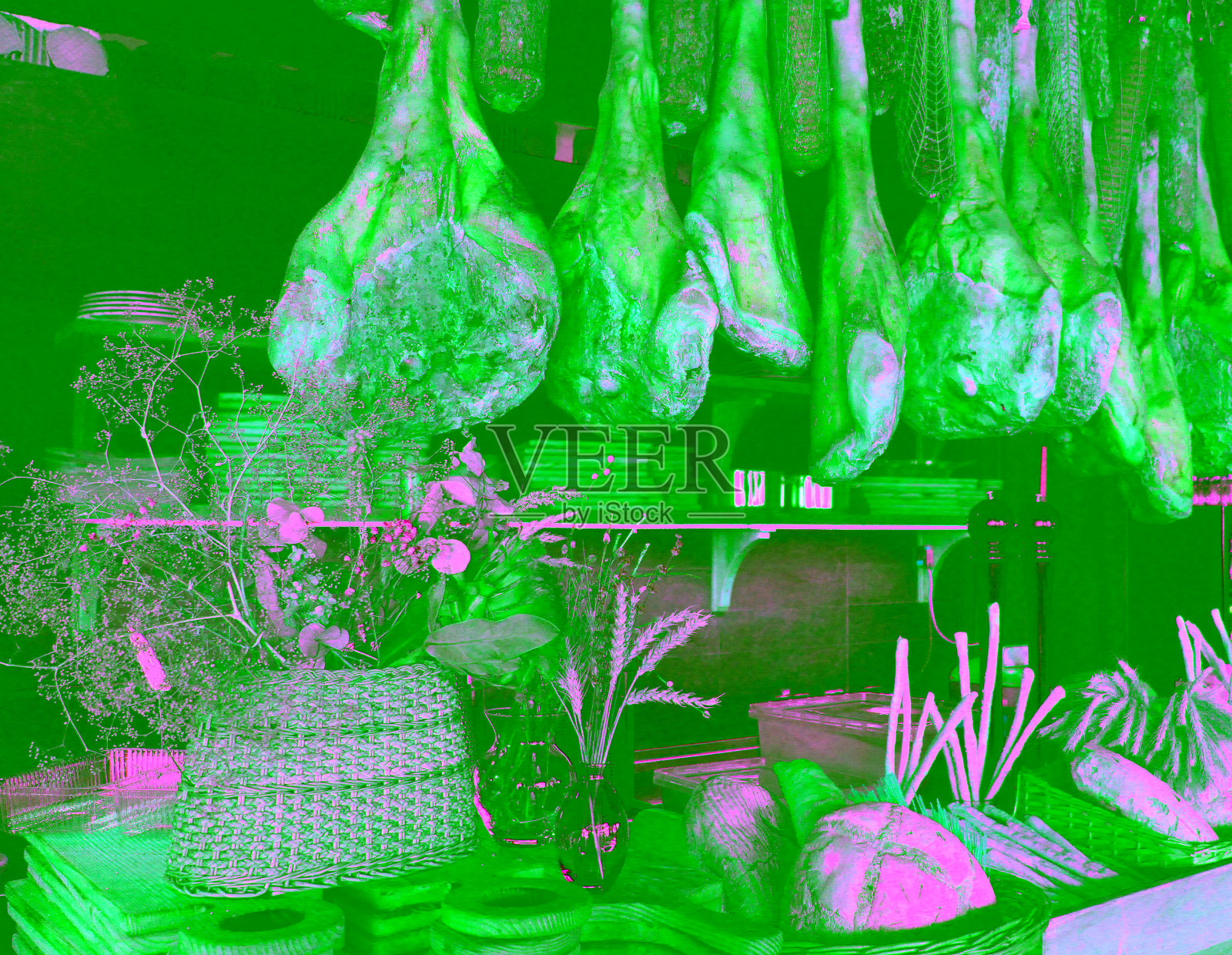 传统餐厅中装饰精美的多样火腿和腌制肉类照片摄影图片