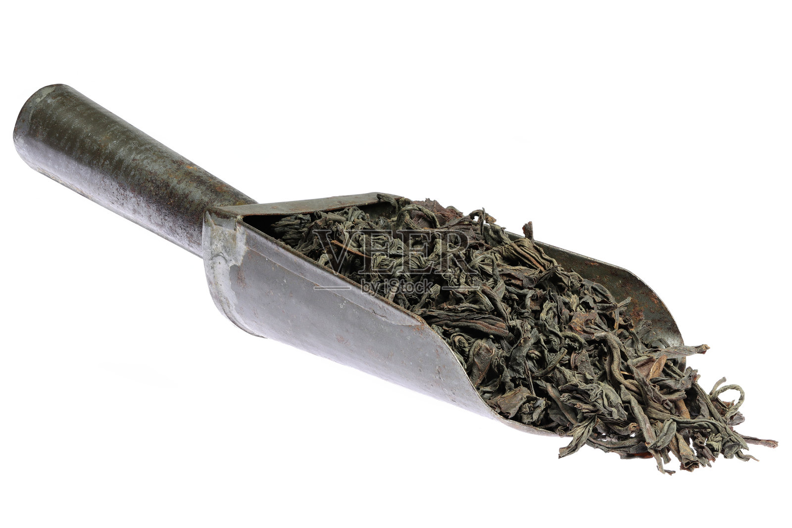 复古金属勺中的锡兰红茶，背景为白色照片摄影图片
