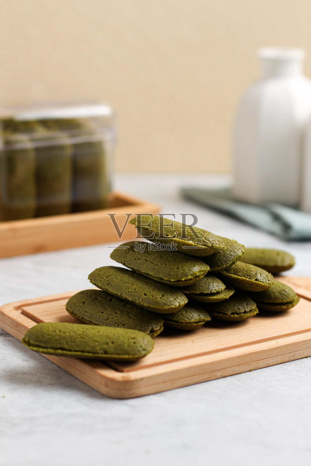 绿茶味的猫舌饼干照片摄影图片