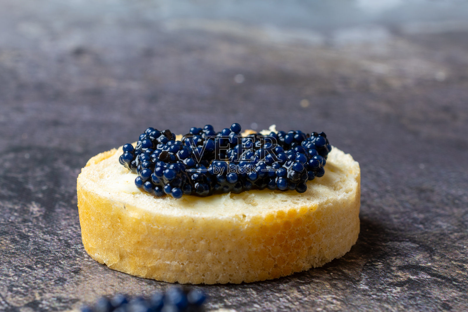 白色法棍上的卵石鱼鱼子酱照片摄影图片