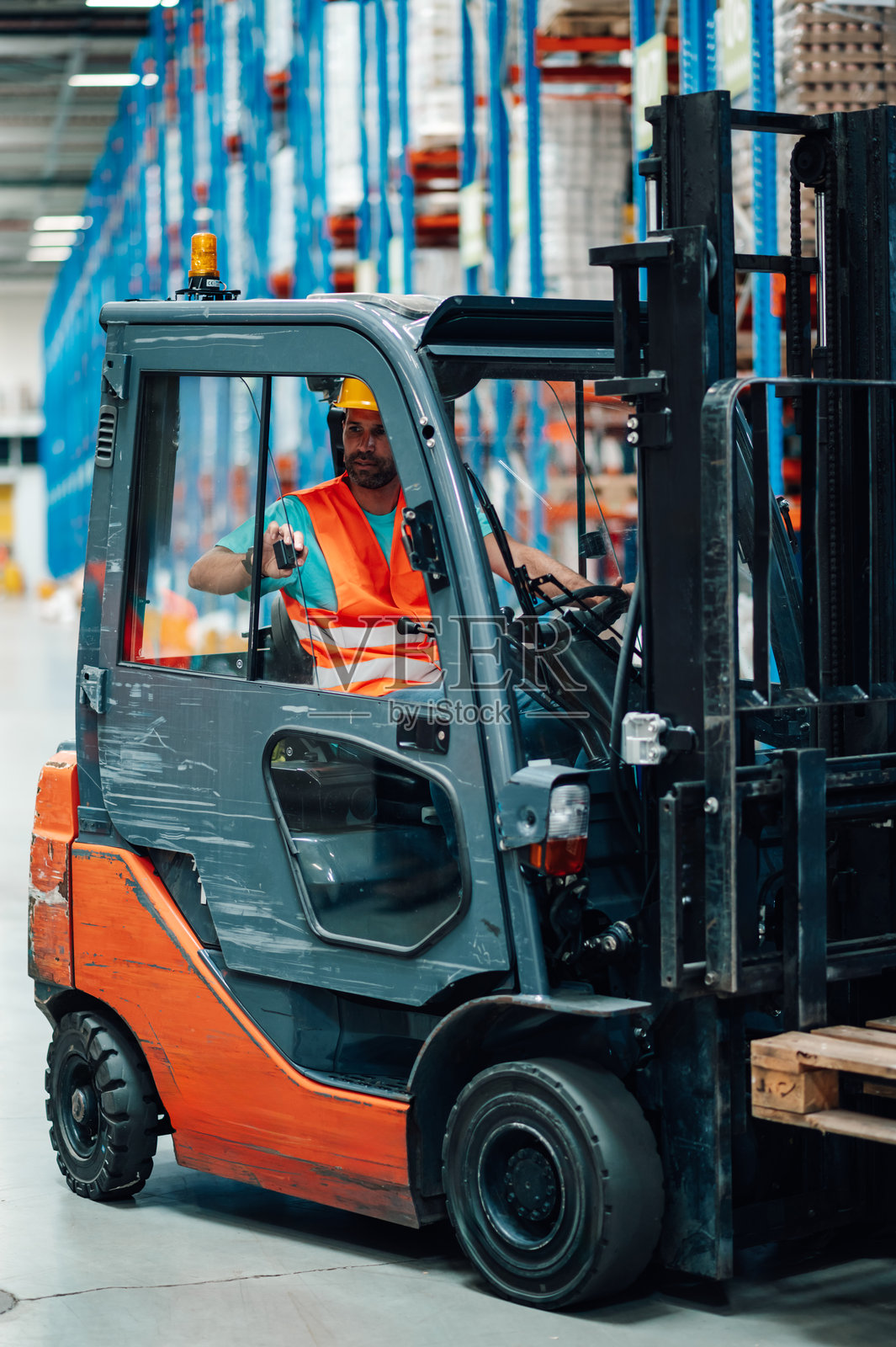 物流中心的仓库工人在驾驶叉车照片摄影图片