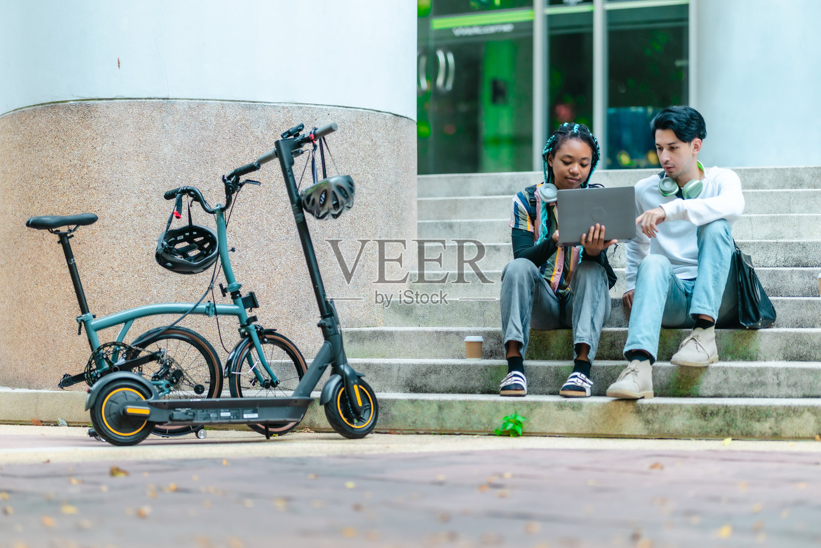 大学生在户外讨论项目照片摄影图片